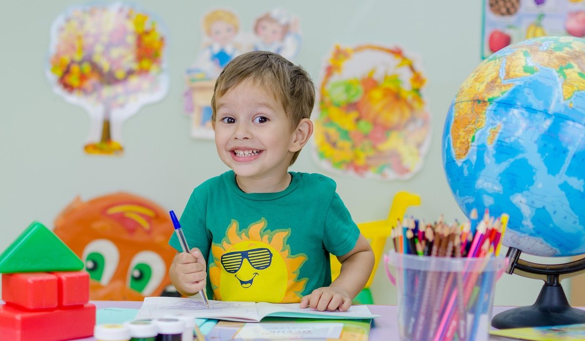 Enfant TDAH souriant dans salle de classe